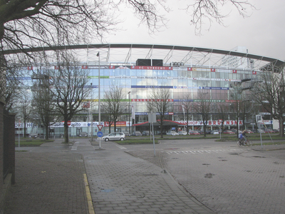 901237 Gezicht op de voorgevel van het voetbalstadion Nieuw Galgenwaard (Herculesplein) te Utrecht, van bij de ...